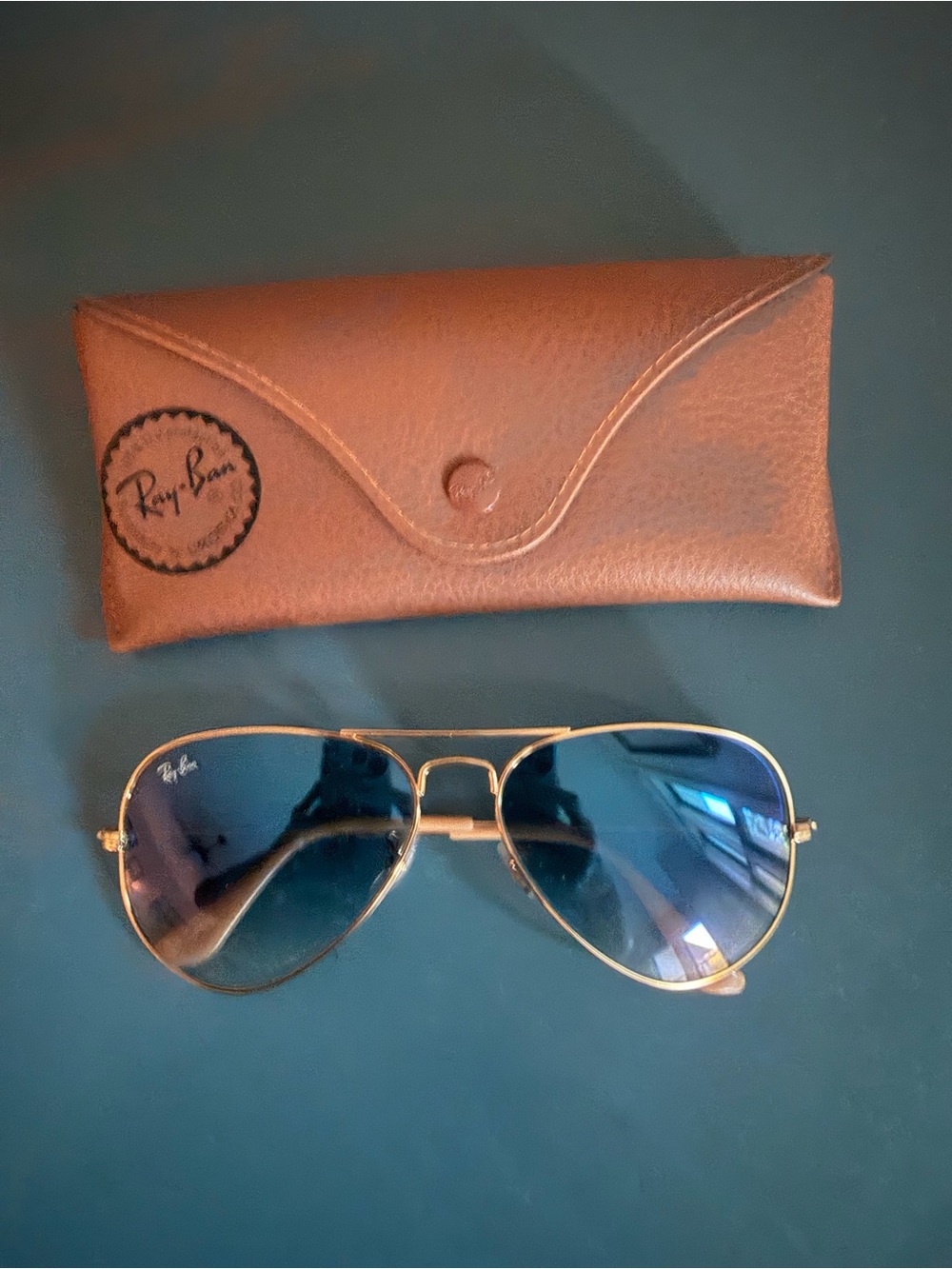 Ray-Ban Men’s Aviator Sunglasses with Blue Gradient Lenses and Gold Frame